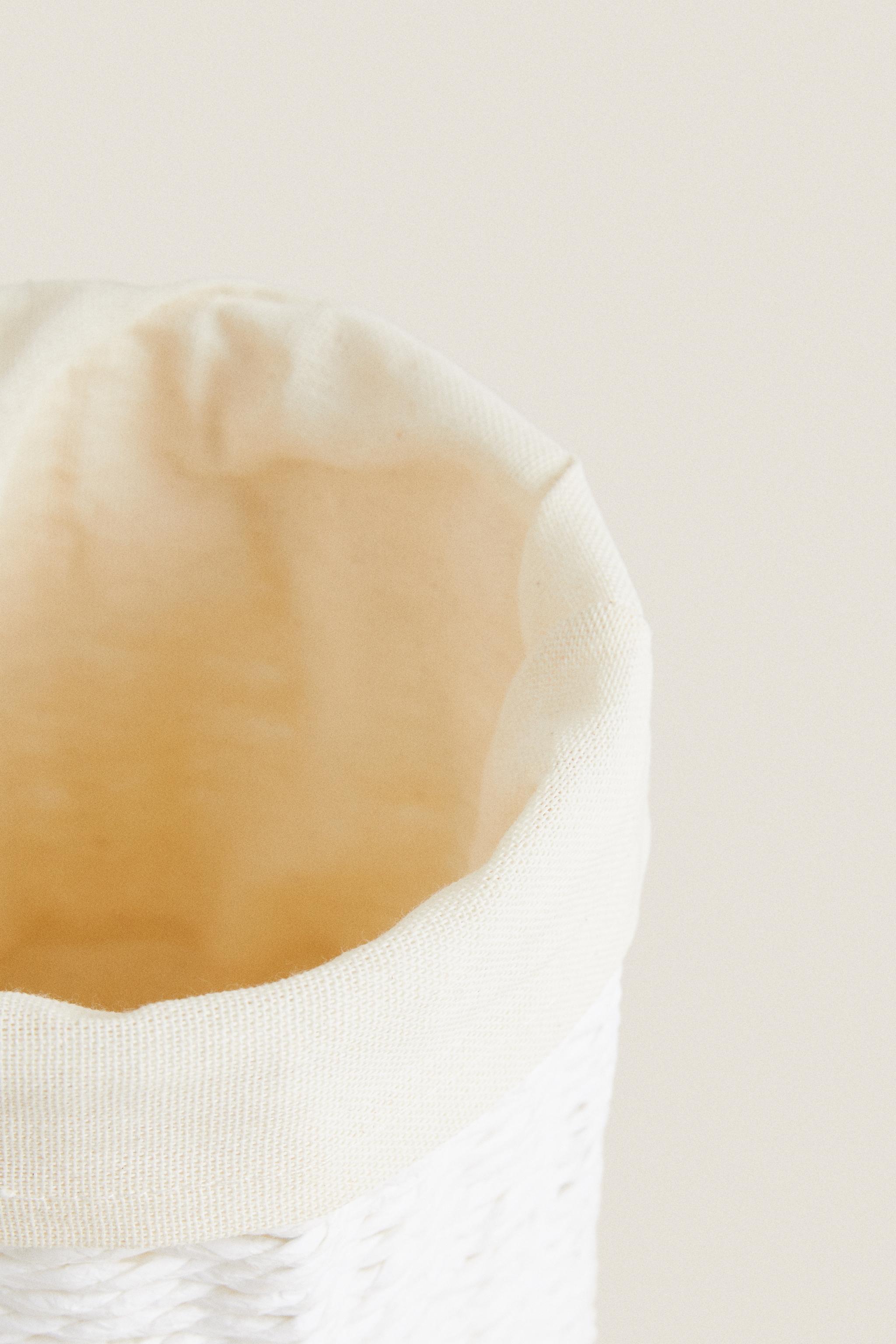 ROUND HAMPER WITH LINEN LINING